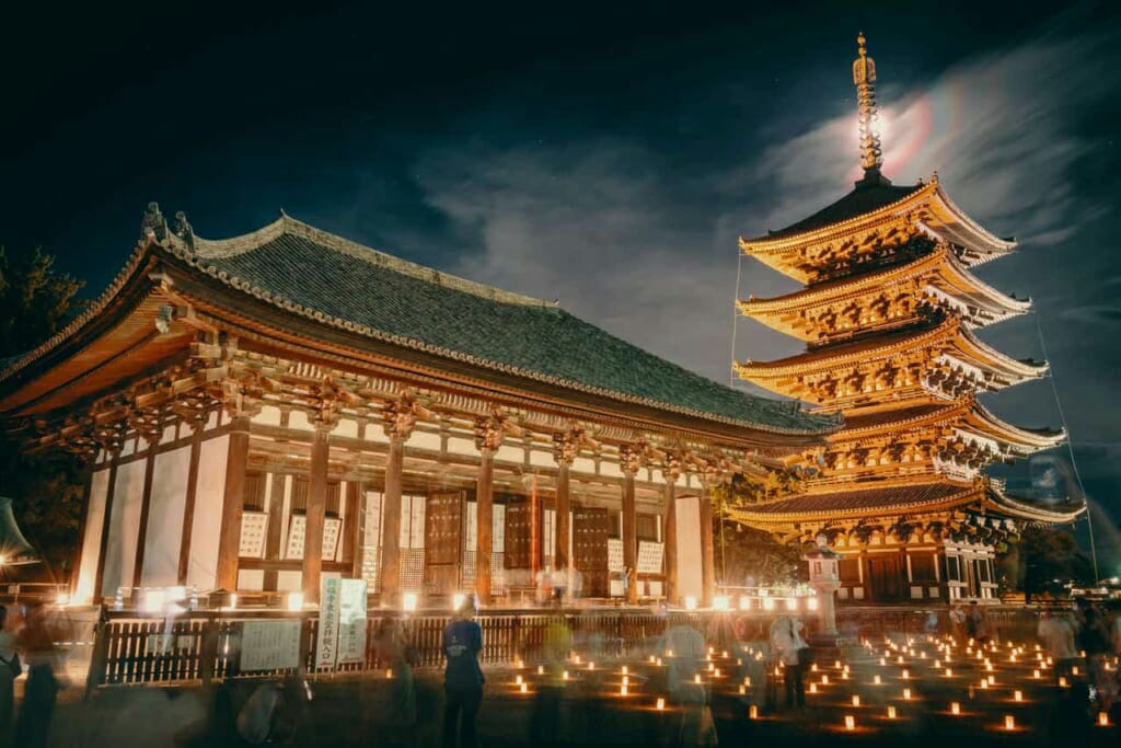 Разница между японскими храмами и святынями