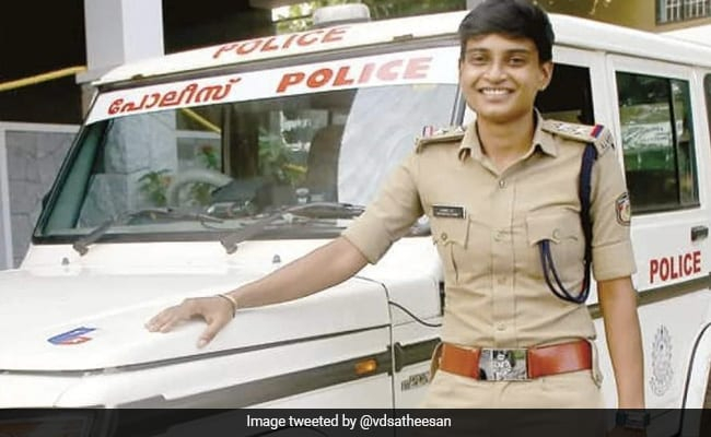Женщина из Кералы, которая когда-то зарабатывала на жизнь продавав лимонад и мороженое, теперь стала полицейским.
